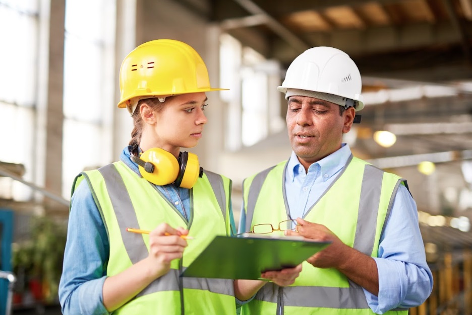 preventiemedewerker in overleg met collega op werk